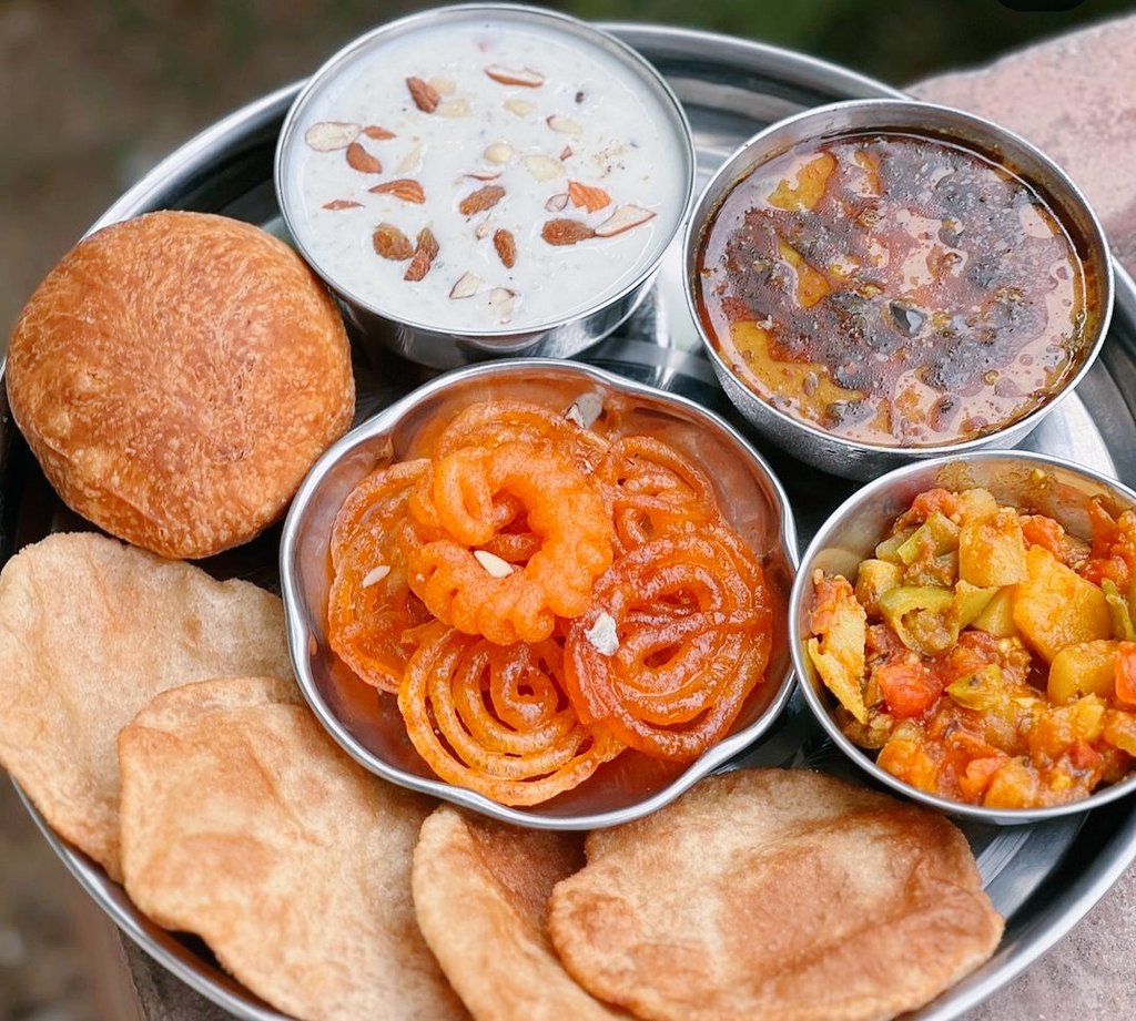 FloExplorer's tweet image. It's a special Indian festival food called. 
1 JALEBI 2. Kheer 3. Puri 4. Kachori 5.allo mirchi aloo matar.
Would you want to eat?
#DessertPorn #DessertPic #DessertBae #DessertHeaven #DessertMasters #DessertGram #food #KetoDesserts #DessertPics #DessertTime  #DessertArt #love