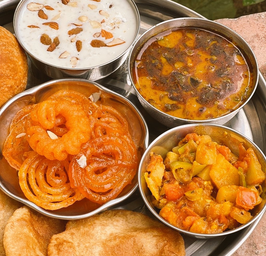 FloExplorer's tweet image. It's a special Indian festival food called. 
1 JALEBI 2. Kheer 3. Puri 4. Kachori 5.allo mirchi aloo matar.
Would you want to eat?
#DessertPorn #DessertPic #DessertBae #DessertHeaven #DessertMasters #DessertGram #food #KetoDesserts #DessertPics #DessertTime  #DessertArt #love