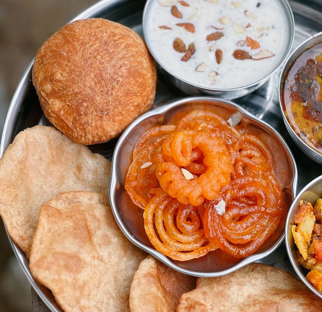 FloExplorer's tweet image. It's a special Indian festival food called. 
1 JALEBI 2. Kheer 3. Puri 4. Kachori 5.allo mirchi aloo matar.
Would you want to eat?
#DessertPorn #DessertPic #DessertBae #DessertHeaven #DessertMasters #DessertGram #food #KetoDesserts #DessertPics #DessertTime  #DessertArt #love