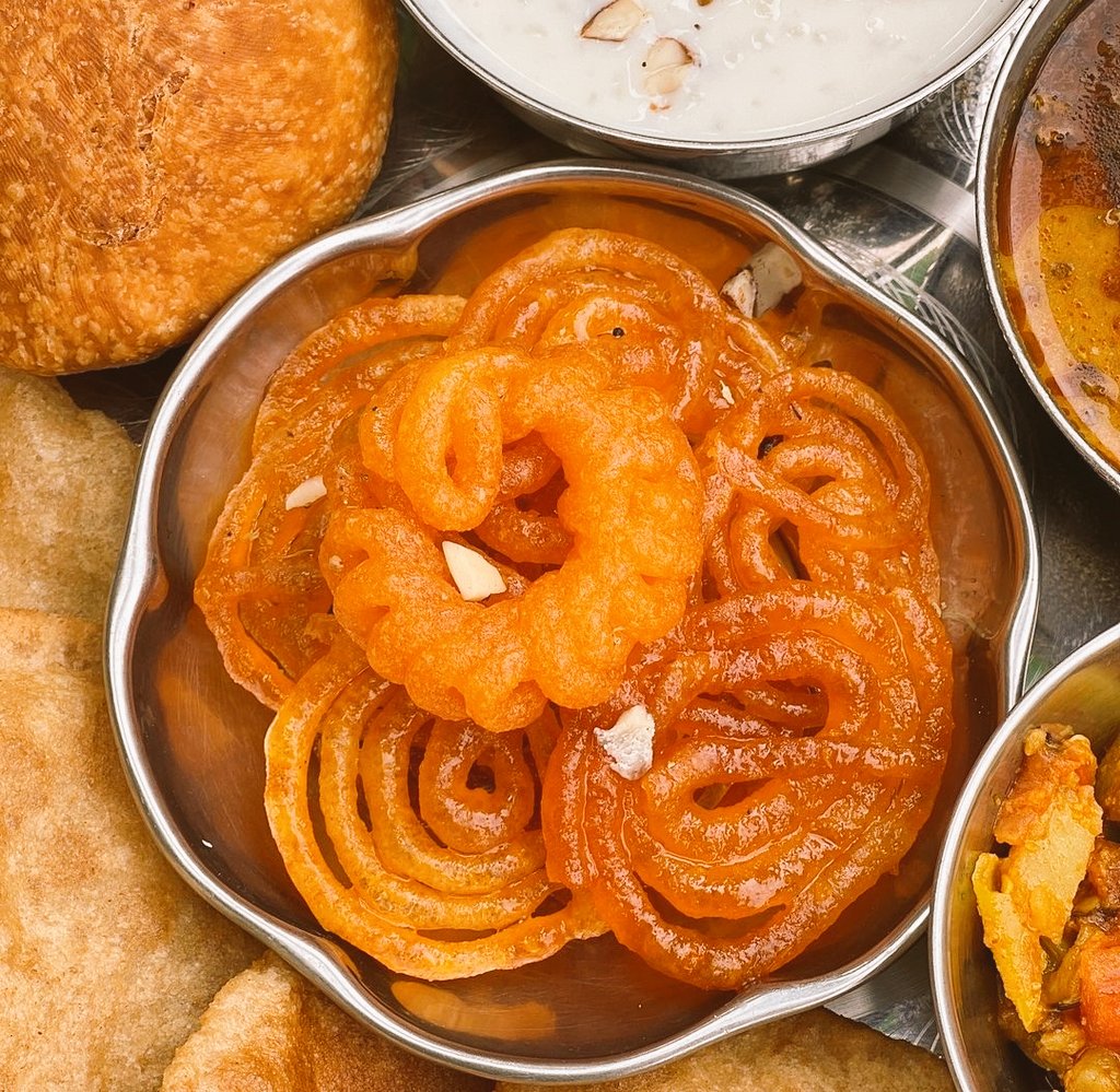 FloExplorer's tweet image. It's a special Indian festival food called. 
1 JALEBI 2. Kheer 3. Puri 4. Kachori 5.allo mirchi aloo matar.
Would you want to eat?
#DessertPorn #DessertPic #DessertBae #DessertHeaven #DessertMasters #DessertGram #food #KetoDesserts #DessertPics #DessertTime  #DessertArt #love