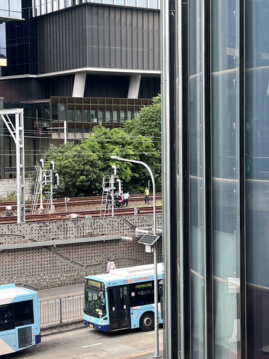 TheJamesFeng's tweet photo. @T1SydneyTrains Police removing the person from the tracks at Parramatta Railway Station, seen from Westfield Shopping Centre. https://t.co/M4hRHMke0W