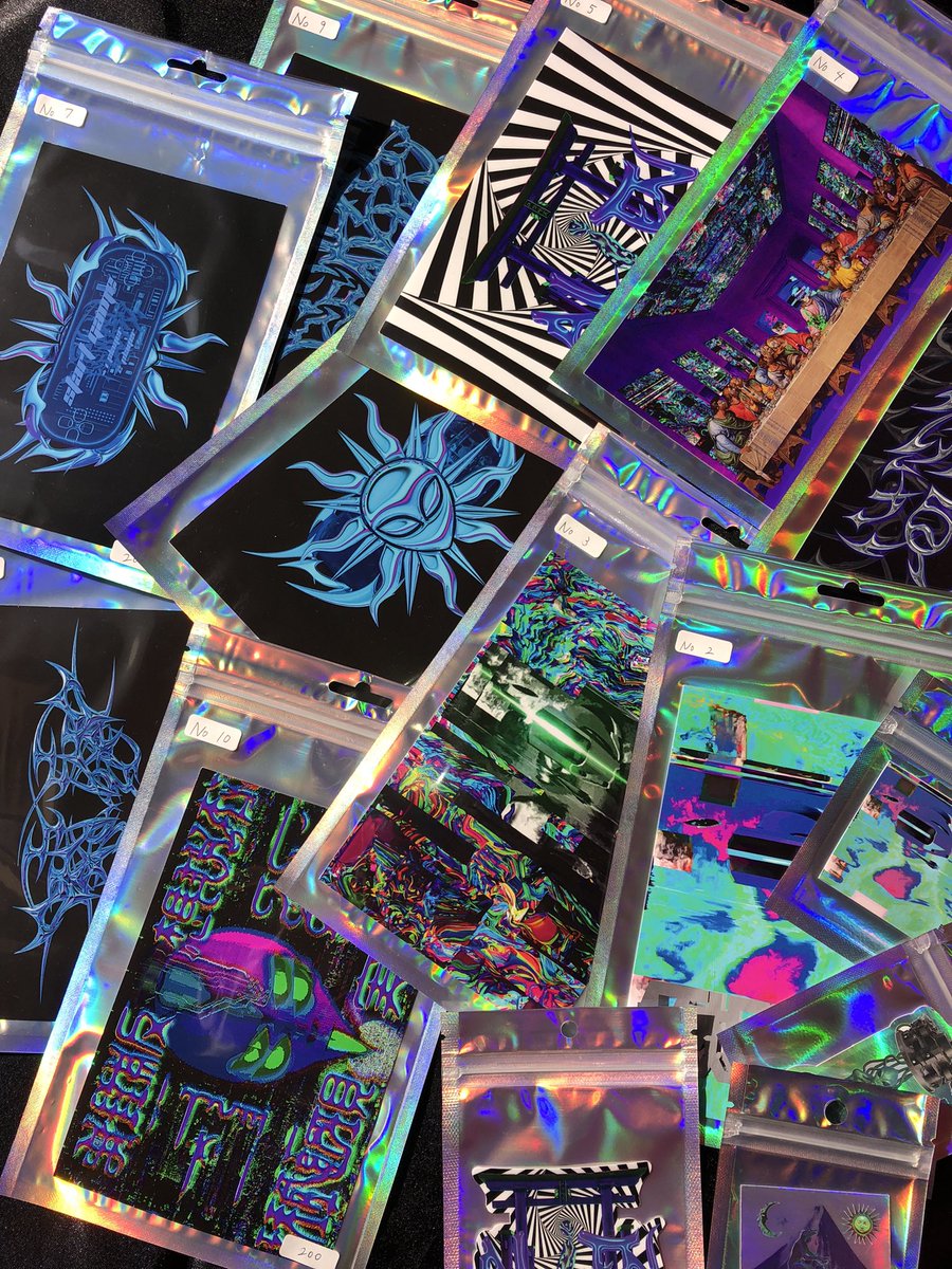 Kasougenjitsu_'s tweet photo. デザインフェスタ60
👽出展日 11/16,17
👽出展名 仮想現実
👽ブース番号  西4階 N-41,42
仮想現実×Watraw
バグと和
異色のブースをお楽しみください。
ステッカー、ポストカード、アパレル販売あります。
ゲームボーイ風の名刺立てが目印です。
 #デザフェス60リポスト 
@designfesta https://t.co/8S8EDCC7E9