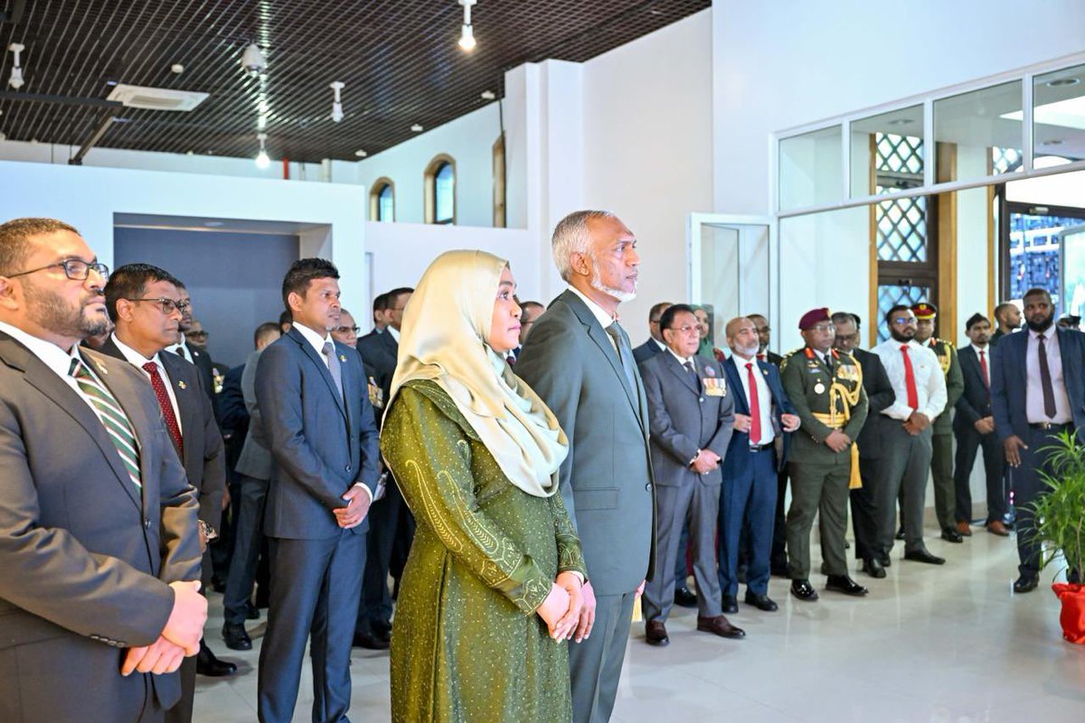 HenveiruDhaaira's tweet photo. President Dr @MMuizzu and First Lady Madam @SajidhaMohamed attend the opening ceremony of 'Nasruge Dhuvahuge Sifainge Maurazu 2024'. This exhibition is organised by @MNDF_Official and held at the National Art Gallery.

#NasrugeDhuvas24 https://t.co/1Ym44qS5nX