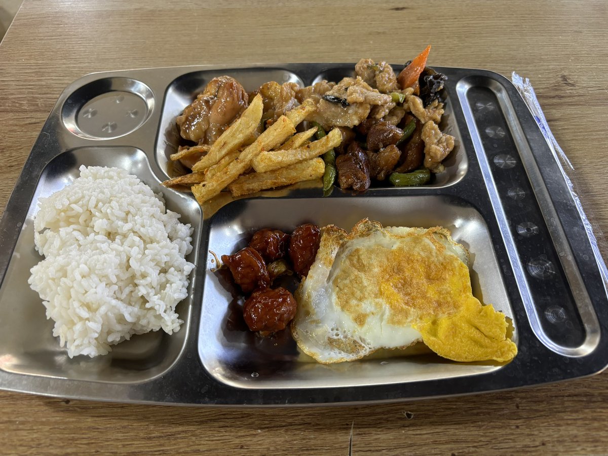 学校の食堂で今日の昼食、量り売りバイキング。これで260円ぐらい。ご飯は食べ放題！