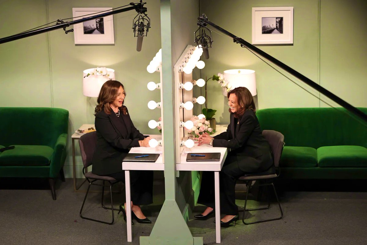 NicoleBdorf's tweet photo. The Mirror Has Two Kamalas 👏🪞💙 

#SNL #KamalaHarris #SaturdayNightLive #Harris #MayaRudolph #ColdOpening #Sketch #NBC #Kamala #Election #Vote @nbcsnl @KamalaHQ https://t.co/iqXmiuUqMe