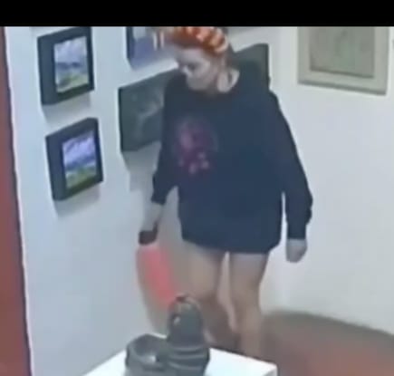 ContraProMx's tweet photo. #Inconcebible 🤬
En redes sociales denuncian un denigrante caso de micción de una persona, al parecer extranjera, al interior de la sala de exhibición de la Galería #ManosMagicas ubicada sobre el andador turístico; el uso de calles como sanitarios públicos es común en la capital de #Oaxaca, donde los olores exhiben esa práctica, pero ya en un exceso que personas faltas de educación lleguen a estos niveles. Es necesario que las autoridades, que deben ser vigilantes, incrementen sanciones para este tipo de actos, y falta de respeto hacia la sociedad.
#Oaxaca #respeto @SECTUR_GobOax @FMartinezNeri 🧻🚽🪠