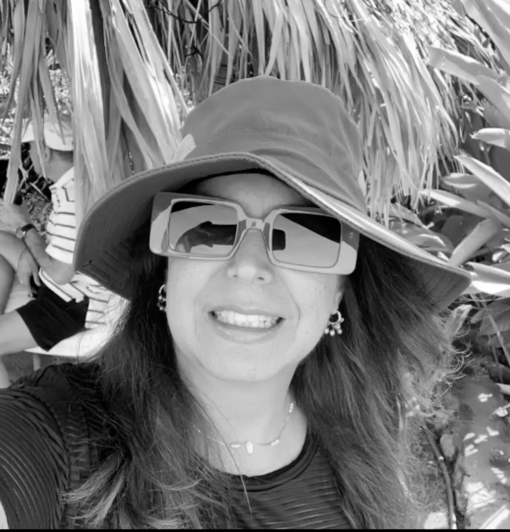 MZalchendler's tweet photo. Hoy Cumaná pierde a una hija insigne. El mundo pierde una mujer estupenda. Hasta en tu despedida fuiste elegante y discreta.
Me rompe que detrás de tanta lucha, te fuiste con la asignatura pendiente de la libertad de Venezuela.
@Egleetina  tu memoria sea bendita por siempre https://t.co/06nOGIVaM5