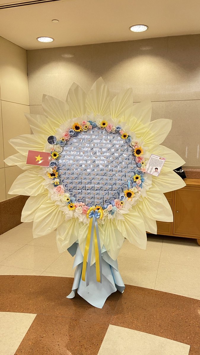 odaychicofk's tweet photo. 🌻 BOUQUET MONEY FOR BIRTHDAY KHAOTUNGTHANAWAT🌻

We wish you always shine, be strong and always look forward to a bright future like this beautiful sunflower. ☀️

Project by Somsom Việt Nam🇻🇳

📸 Photo by @DarknessLight__ 
#TwentySixWithKhaotung
#Khaotung26thBDParty
#khaotungg https://t.co/jeEp9d4ero