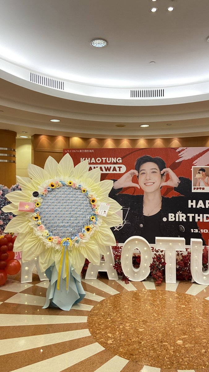 odaychicofk's tweet photo. 🌻 BOUQUET MONEY FOR BIRTHDAY KHAOTUNGTHANAWAT🌻

We wish you always shine, be strong and always look forward to a bright future like this beautiful sunflower. ☀️

Project by Somsom Việt Nam🇻🇳

📸 Photo by @DarknessLight__ 
#TwentySixWithKhaotung
#Khaotung26thBDParty
#khaotungg https://t.co/jeEp9d4ero