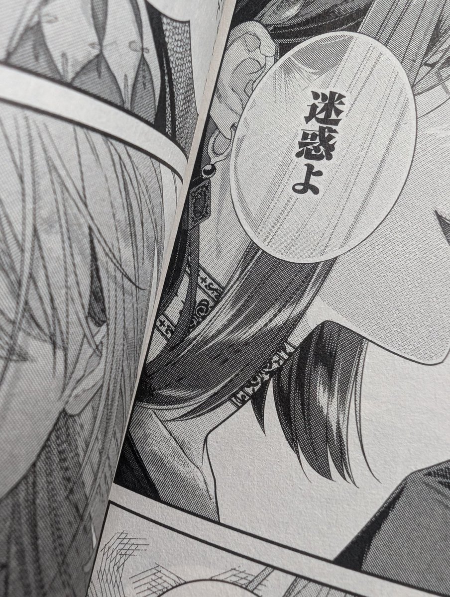 連休なので宣伝
&amp;懺悔🙏💦

誰も気づいてないとは思うのですが…帯に採用された姉妹カット、第5話作画中に『帯に使うのでこのページ先にください〜!』と担当編集氏にお願いされて、ついうっかりヴィオレッタのチョーカー描くの忘れたまま提出😖💦単行本で修正してます

#不遇令嬢とひきこもり魔法使い 