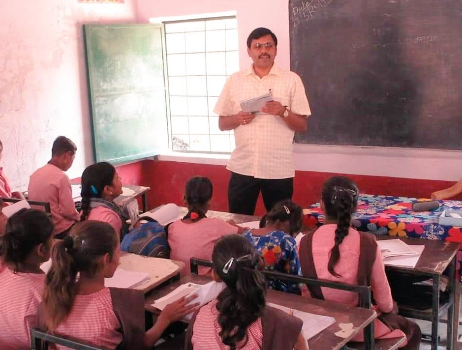 रिश्ते..रक्त से जुड़े..सहज मान्यता प्राप्त। कुछ रिश्ते ऐसे भी हैं जो रक्त से नहीं,हृदय से जुड़ते हैं। समाज उन्हें गंदी नज़रों से देख सकता है,तमाम बातें बना सकता है। पर वे विशुद्ध प्रेम पर टिके होते हैं। आत्मा के अंश जैसे..ईश्वर के वरदान जैसे..
Happy Bhai Dooj dada!
<a href="/ias_aunjaneya/">Aunjaneya Kumar Singh</a>