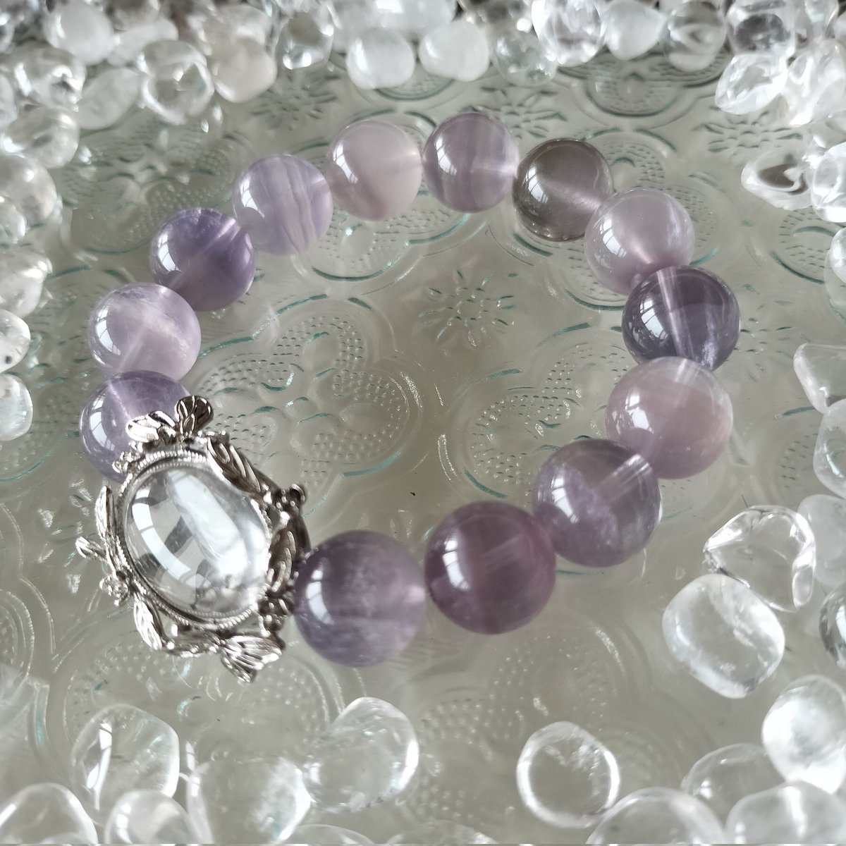 フローライトと水晶のブレスレット。
淡いパープルの美しいフローライトと大きめ水晶を合わせました。