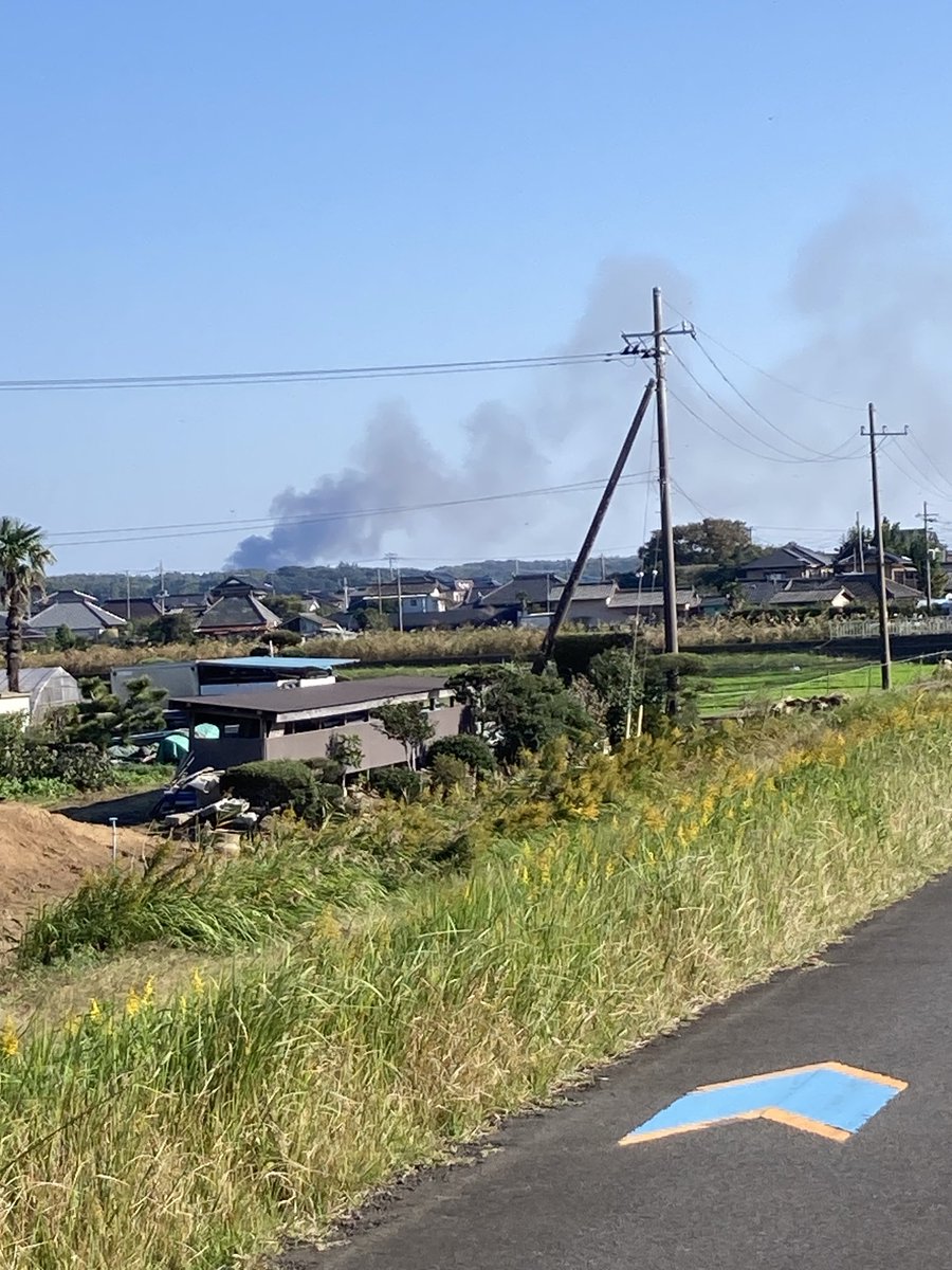 行方の方、黒煙が上がってる。火事かな。