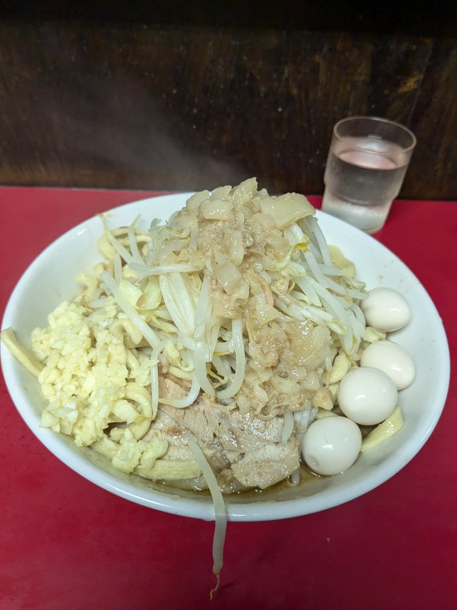 swchi123's tweet photo. 蓮爾　登戸　あぶらマシマシやさいにんにく　うずら

あんな目にあったのにまた来店　先日ポン酢つけ麺食べた時　なんか物足りなかった　なるほど　ベースのスープが弱い　これは蓮爾じゃない　そこにポン酢あわせても　感動もウスウス　頑張ってくれ蓮爾 https://t.co/iF3LWe17O7