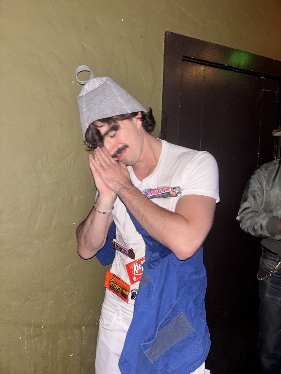 beefjervey's tweet photo. i hate gay halloween what do you mean you’re alexandra dedarios newborn baby https://t.co/wI5JrhBUws