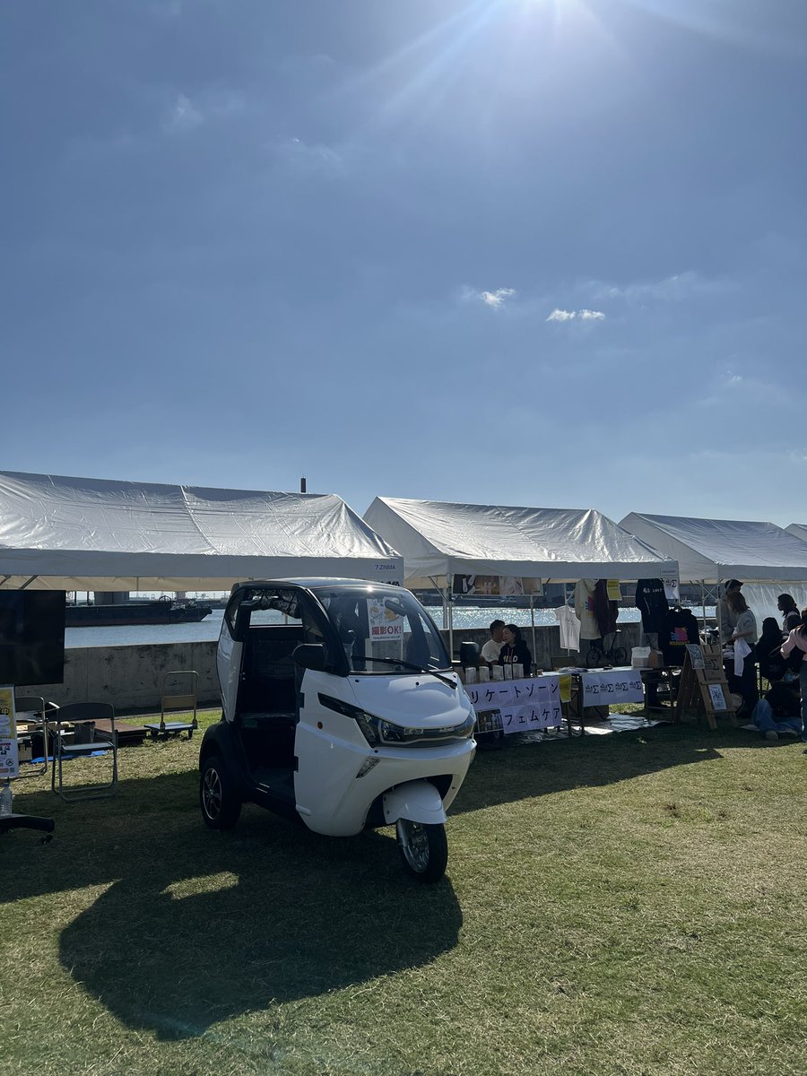 ev_land's tweet photo. KOBE JAMに参加中!「はたらく車大集合」のエリアにZINMA Proが出展しています。展示ブースには3人乗りのZINMAも展示されており、写真撮影が可能です♪ #evland #ev #zinma #電気自動車 #電動バイク #自動車 #KOBEJAM #神戸JAM https://t.co/uAivN413i7