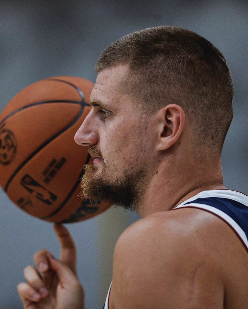 TheHoopCentral's tweet photo. Nikola Jokic over the last 5 games:

41 PTS - 9 REB - 4 AST - 53% FG
40 PTS - 10 REB - 4 AST - 66% FG
29 PTS - 18 REB - 16 AST - 56% FG
26 PTS - 9 REB - 13 AST - 50% FG
27 PTS - 16 REB - 9 AST - 55% FG https://t.co/fWZJQGpk3Y