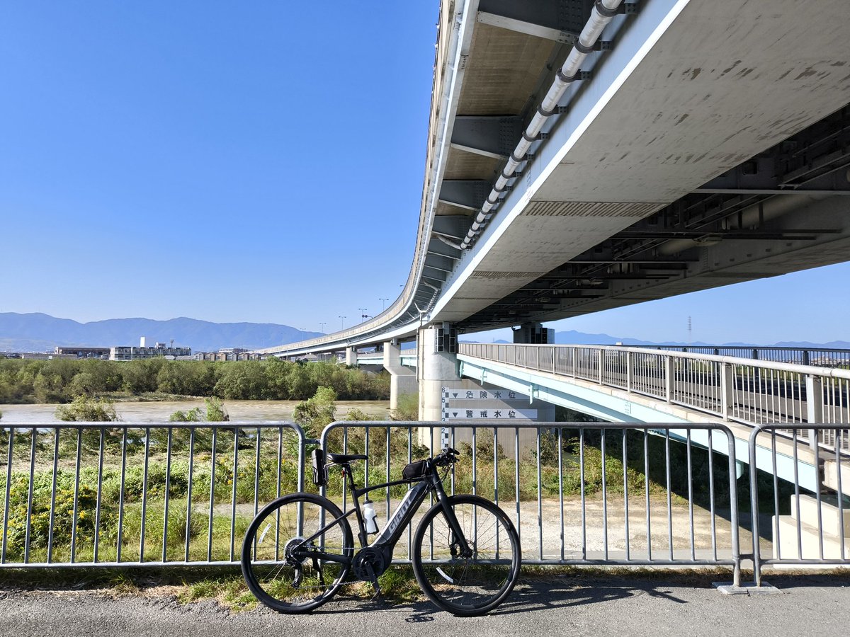 charinker's tweet photo. 今日は洛西口でeBikeの3か月点検からの羽束師橋定点。
いい天気で気持ちいい！ https://t.co/9bTX0vWflH