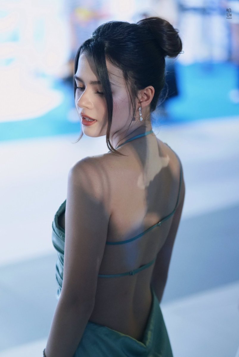 Fight4change4's tweet photo. Not Bec saying she only saw her back on her TL🤣🤣,

 I mean can she blame us look at her!!🫠🥹

Her back has its own fandom 👀#BeckysBack

SAROCHA REBECCA WITH CERAVE
#CeraveEventXFreenBecky 
#beckysangels https://t.co/AoeEldABAv