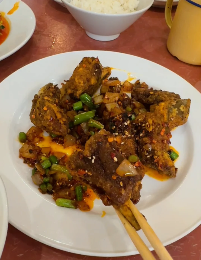 辛くない天国~辛いのを食べることができてきっと好きです~
辛いものは久しぶりに食べました。
👉サンショウウオの頭を刻んで、湘菜の代表作です。
👉干し鍋ベーコン菌は、お店で自分で作ったベーコンです。
👉牛肉の唐辛子炒めはご飯が進みすぎます。
👉スパイシーステーキです😋