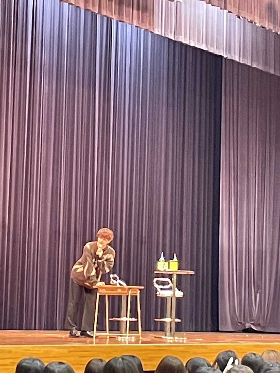 seto0518_staff's tweet photo. 佛教大学お邪魔しました〜🙇‍♂️
絶妙に高さの足りない机に困惑する瀬戸はん https://t.co/bl9dN6UnrN