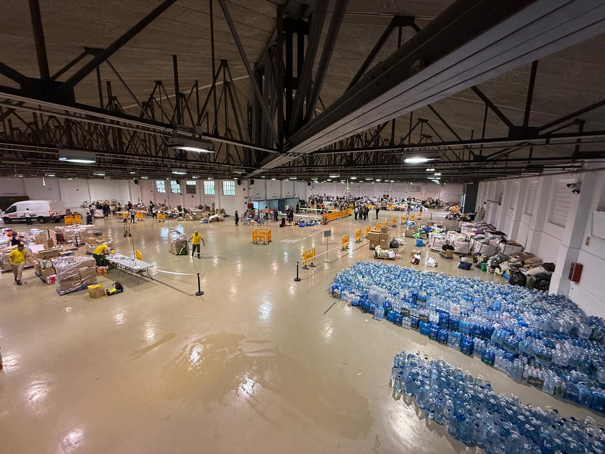 Al punt de recollida de material pels afectats per la DANA ja es porta hores treballant. Encara es necessita aigua, llet, embotits, pa de motlle, 
llaunes de tonyina, material de neteja personal i de la llar, bolquers i compreses. Al Recinte Firal fins les 18h!