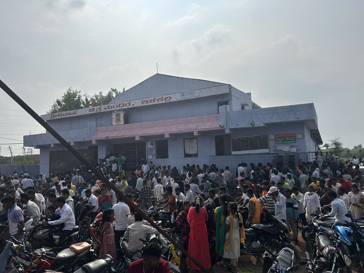 Ajeyjp's tweet photo. Bagheera houseful in Namma Ilkal
I’m seeing this rush here after so many days
Many family audience rushing in numbers
Victory✌🏻🎭💥
 
#Bagheera @SRIMURALIII @rukminitweets #bageera https://t.co/PXDGoVK8q6