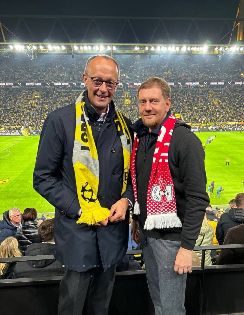 Zoggex's tweet photo. Als ich mir neue Außenverteidiger gewünscht habe, meinte ich nicht zwei für Rechtsaußen. https://t.co/oKkEDUWvqQ