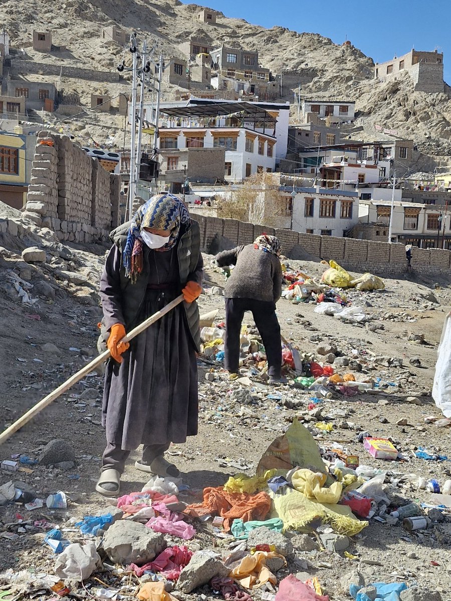EarthNewsLadakh's tweet photo. Ladakh Environment and Health Organization ( #LEHO ) hosted a one-day cleanup event in Leh’s Skampari area, focusing on reducing environmental pollution and encouraging community involvement in maintaining a clean environment. https://t.co/EWPntMgBvC