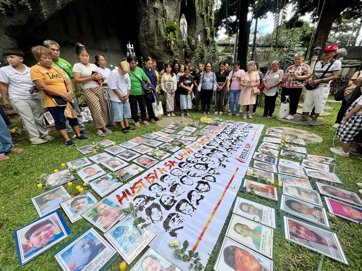 ABSCBNNews's tweet photo. @_KarenDeGuzman LOOK: The families of those who died in the bloody campaign against illegal drugs gathered to light candles and offer prayers for the victims.

“Patay na ‘yung asawa ko, sino ang magtatanggol sa kanya kundi kaming nabubuhay,” one of the relatives said. | via @_KarenDeGuzman https://t.co/1nb8KEhZNg