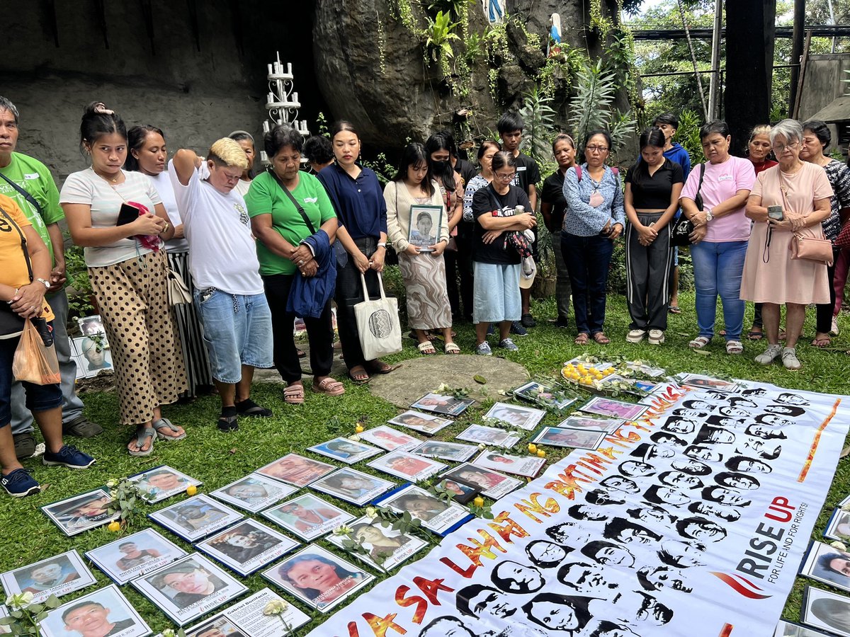 ABSCBNNews's tweet photo. @_KarenDeGuzman LOOK: The families of those who died in the bloody campaign against illegal drugs gathered to light candles and offer prayers for the victims.

“Patay na ‘yung asawa ko, sino ang magtatanggol sa kanya kundi kaming nabubuhay,” one of the relatives said. | via @_KarenDeGuzman https://t.co/1nb8KEhZNg