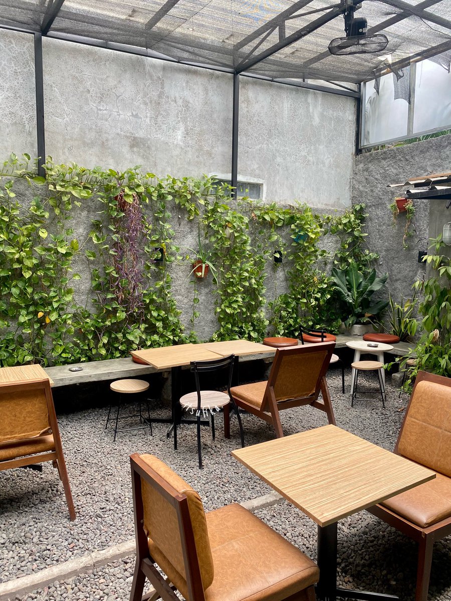 itsufika's tweet photo. Nemu coffee shop lucu di Kota Jogja hihi, menunya juga terjangkau >> https://t.co/KyQULXWIOI