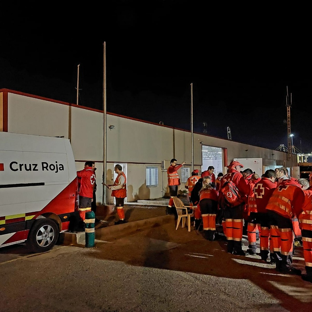 CruzRojaEsp's tweet photo. #DANAComunidadValenciana: Equipos formados por personas llegadas de varios puntos de España salen antes de amanecer a labores de limpieza, desescombro y distribuciones. https://t.co/1NRapAuOQl