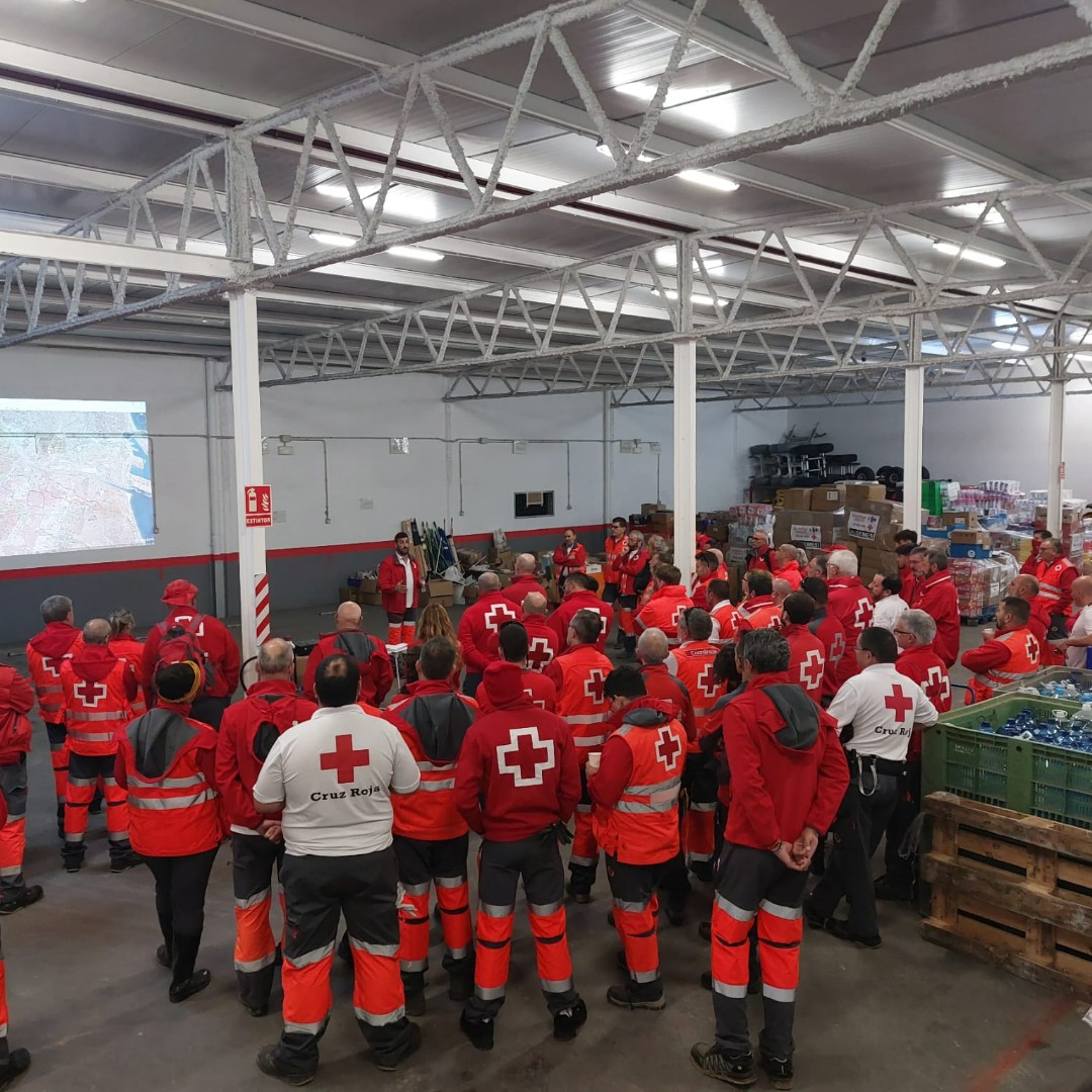 CruzRojaEsp's tweet photo. #DANAComunidadValenciana: Equipos formados por personas llegadas de varios puntos de España salen antes de amanecer a labores de limpieza, desescombro y distribuciones. https://t.co/1NRapAuOQl