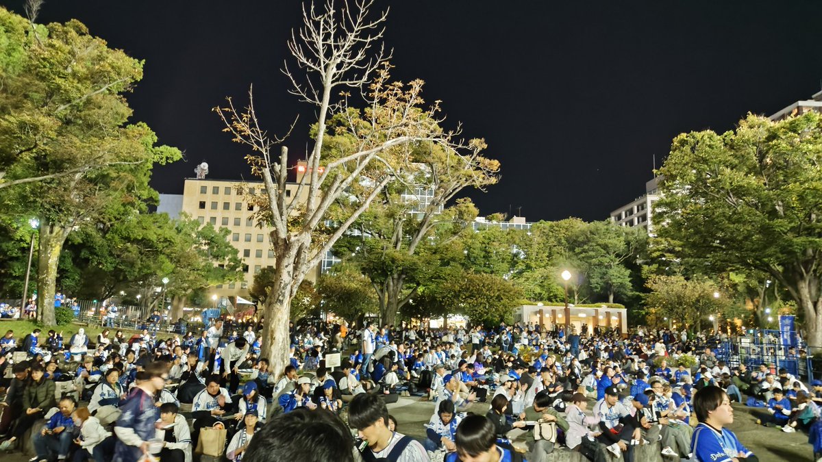 hyon3506's tweet image. 居ても立ってもいられないので横浜公園に来ましたが…ヤバいです
第二のスタンドと化しています