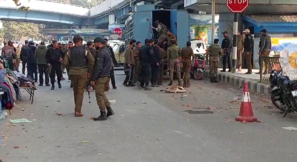 TheWarPolitics0's tweet photo. #BREAKING : At least 12 persons were injured in a terror attack in Sunday market in #Srinagar, Jammu and Kashmir. https://t.co/gS128Fc4EJ