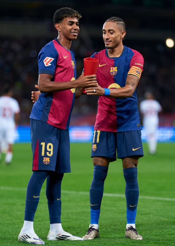 FRBarca_'s tweet photo. 🚨Raphinha : 

« Est-ce que Lamine suit les traces de Messi ? Je le vois plutôt comme Neymar. Ses dribbles, sa rapidité à penser aux dribbles... Quand tu penses pouvoir lui voler le ballon, il fait quelque chose que tu n'as jamais vu de ta vie. » https://t.co/oiGd5Qh7Sg