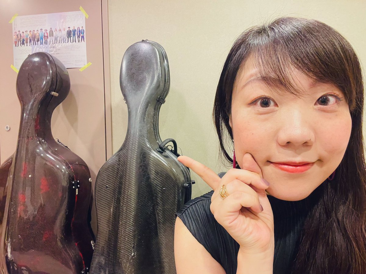 yumyum_23232323's tweet photo. 東京公演は明日で千秋楽！
濃厚なセツアンの日々を過ごさせて頂いております🥺💞

久々に2台出動のチェロさんと記念撮影...
😊

来週は兵庫県へ参ります✊
#セツアンの善人
#世田谷パブリックシアター https://t.co/D7WbVVHxEt
