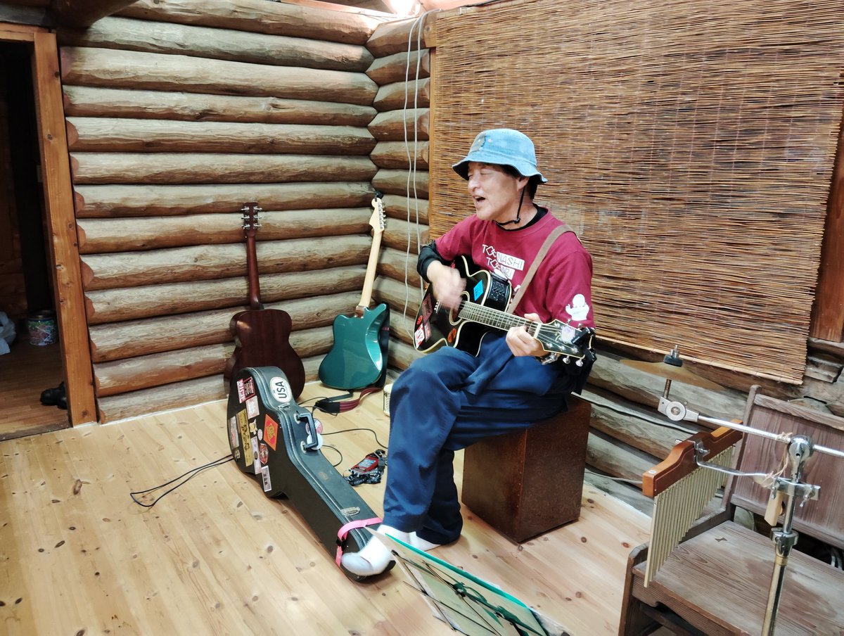mamaremonnkatou's tweet photo. ログハウスでナンディさんバンドの前座で弾き語りさせてもらいました(*´ω｀*)
最近歌うテンションになれるか不安でしたが、あの悪天候でも楽しむ皆さんの勢いに押されイキリライブ出来ました❗ナンディさん写真ありがとうございました(*/∀＼*)
#MLS6 https://t.co/vMR6JoljLF