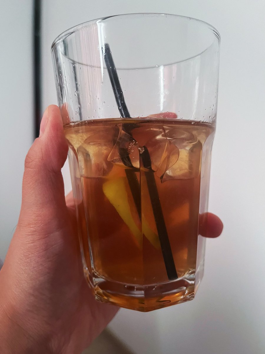 Я стала адептом всяких приколов, чайных грибов, компотов из ягод, киселей, натуральных соков итд.

И наконец-то я нашла тот идеальный похмельный напиток который буквально поднял меня с колен этим утром, рецепт:
Чайный гриб
Лайм 
Лед