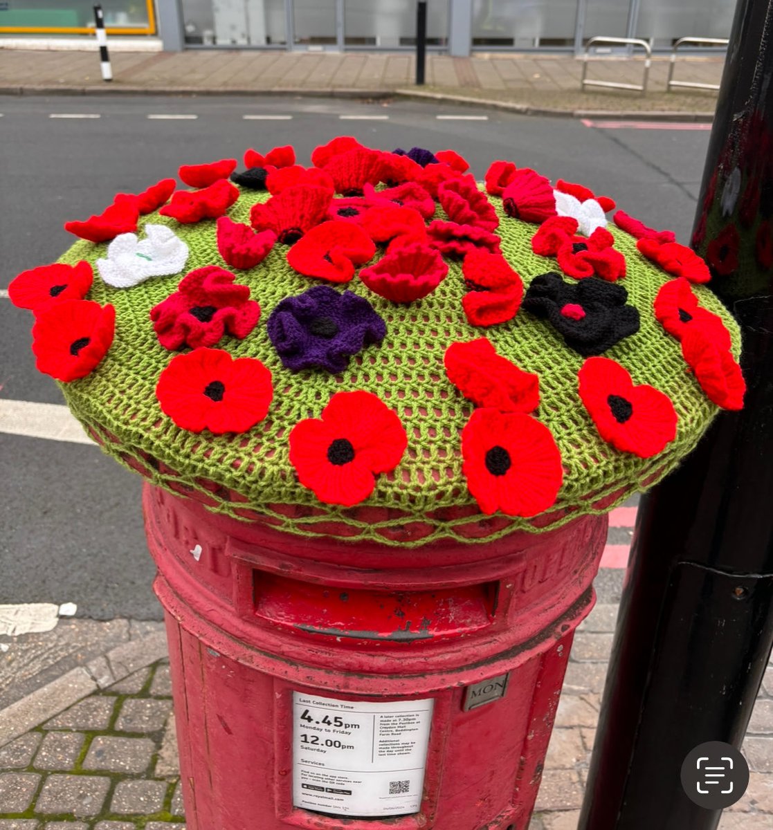 Murphlemurph's tweet image. I love a postbox topper. 

More of a white, purple and black poppy fan, and good to see them all  represented 

#PoppiesForPeace #WhitePoppy