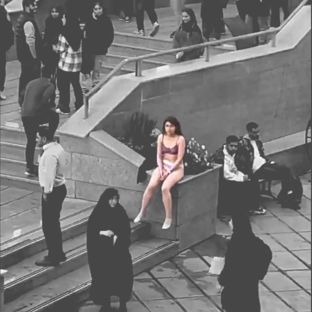 Diese Teheraner Studentin wurde von der s.g. „Sittenpolizei“ wegen unsachgemäßer Kleiderordnung angegriffen. Aus Protest zog sie sich bis auf die Unterwäsche aus. Der Mut der iranischen Frauen ist ungebrochen. #WomanLifeFreedom lebt in zivilem Ungehorsam fort.