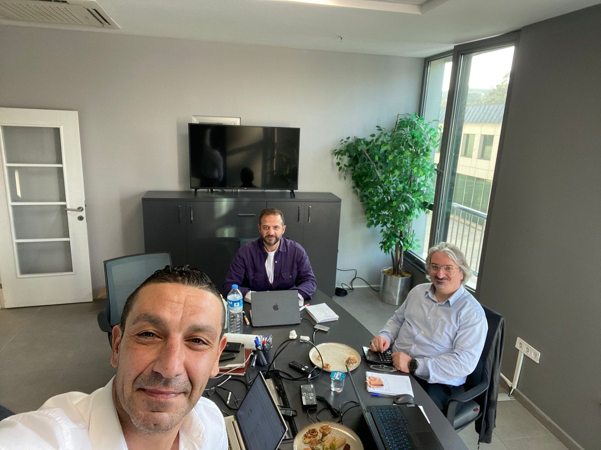 600 m2 kapalı alana sahip mutfağında, 40 kişilik üretim ekibi, günlük 20.000 kap yemek üretimi ve hijyenik porsiyonlama hizmetiyle kurumsal ve bireysel hazır yemek sektörünün öncülerinden Meal Box’da iş zekası, veri analizi ve strateji geliştirme toplantımızı gerçekleştirdik.