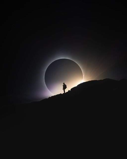 اک تم ہو کہ شہرت کی ہوس ہی نہیں جاتی
اک ہم ہیں کہ ہر شور سے اکتائے ہوئے ہیں