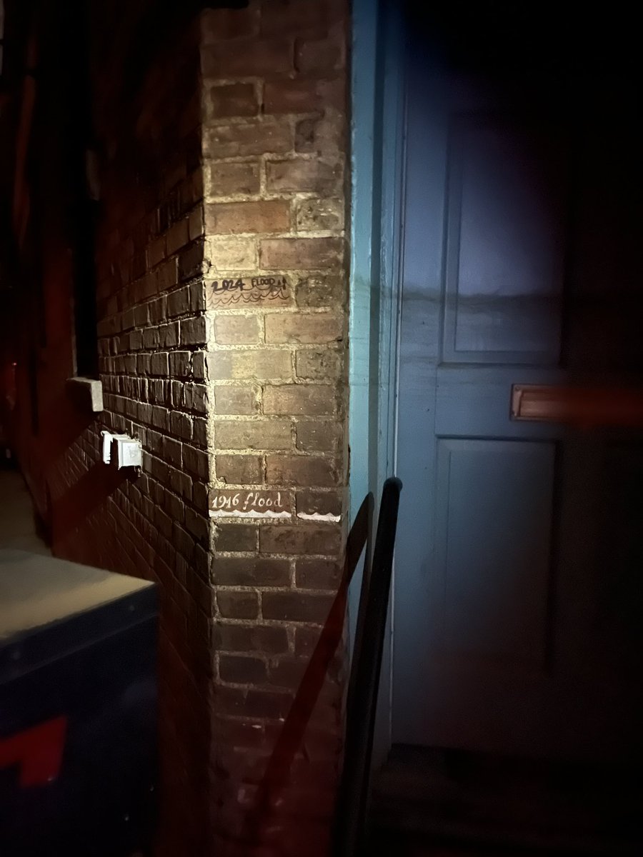 wncheatfairy's tweet photo. Asheville NC
170 Lyman Street
High water mark is on the southeast corner of the building closest to the road.
170 Lyman Street. Green arrow. My photos are from the bridge.
#helene2024
#wncstrong
#avlstrong https://t.co/fQALxAhFHb