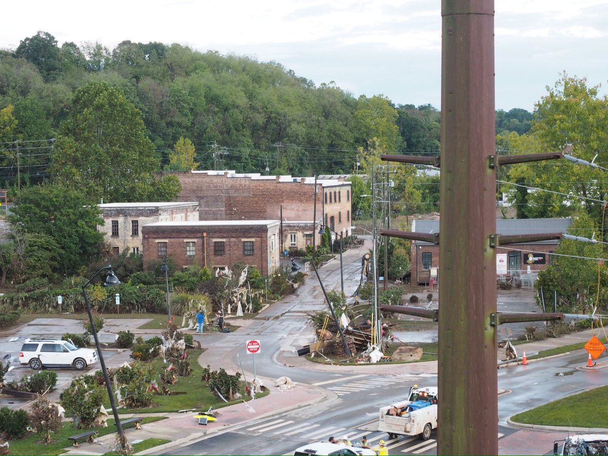 wncheatfairy's tweet photo. Asheville NC
170 Lyman Street
High water mark is on the southeast corner of the building closest to the road.
170 Lyman Street. Green arrow. My photos are from the bridge.
#helene2024
#wncstrong
#avlstrong https://t.co/fQALxAhFHb