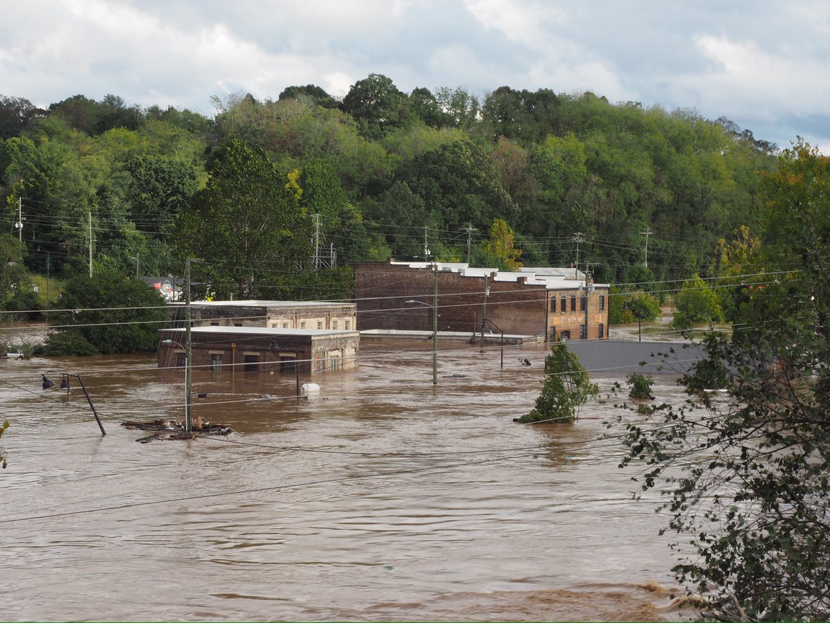 wncheatfairy's tweet photo. Asheville NC
170 Lyman Street
High water mark is on the southeast corner of the building closest to the road.
170 Lyman Street. Green arrow. My photos are from the bridge.
#helene2024
#wncstrong
#avlstrong https://t.co/fQALxAhFHb
