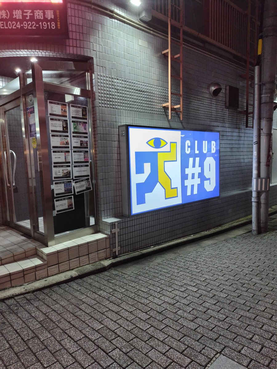 tikamomo's tweet photo. 会場とタワレコにてポスター🏓 https://t.co/qIbChypoYH