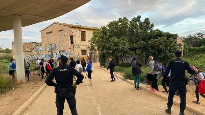 La imatge de la vergonya, policies ben nets impedint als veïns anar ajudar als afectats.