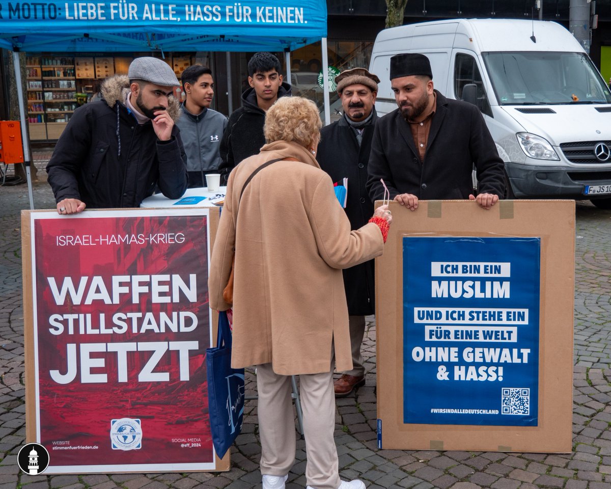 TrueIslamDE's tweet photo. Auf dem Luisenplatz in Darmstadt wurden wir tatkräftig von Gemeindemitgliedern aus Rodgau, Pfungstadt und Griesheim sowie ihren Imamen unterstützt. Gemeinsam setzten wir ein Zeichen für Dialog, Frieden und gegenseitiges Verständnis. #Ahmadiyya #Islam #Dialog #Darmstadt https://t.co/V4ZtKadSuj